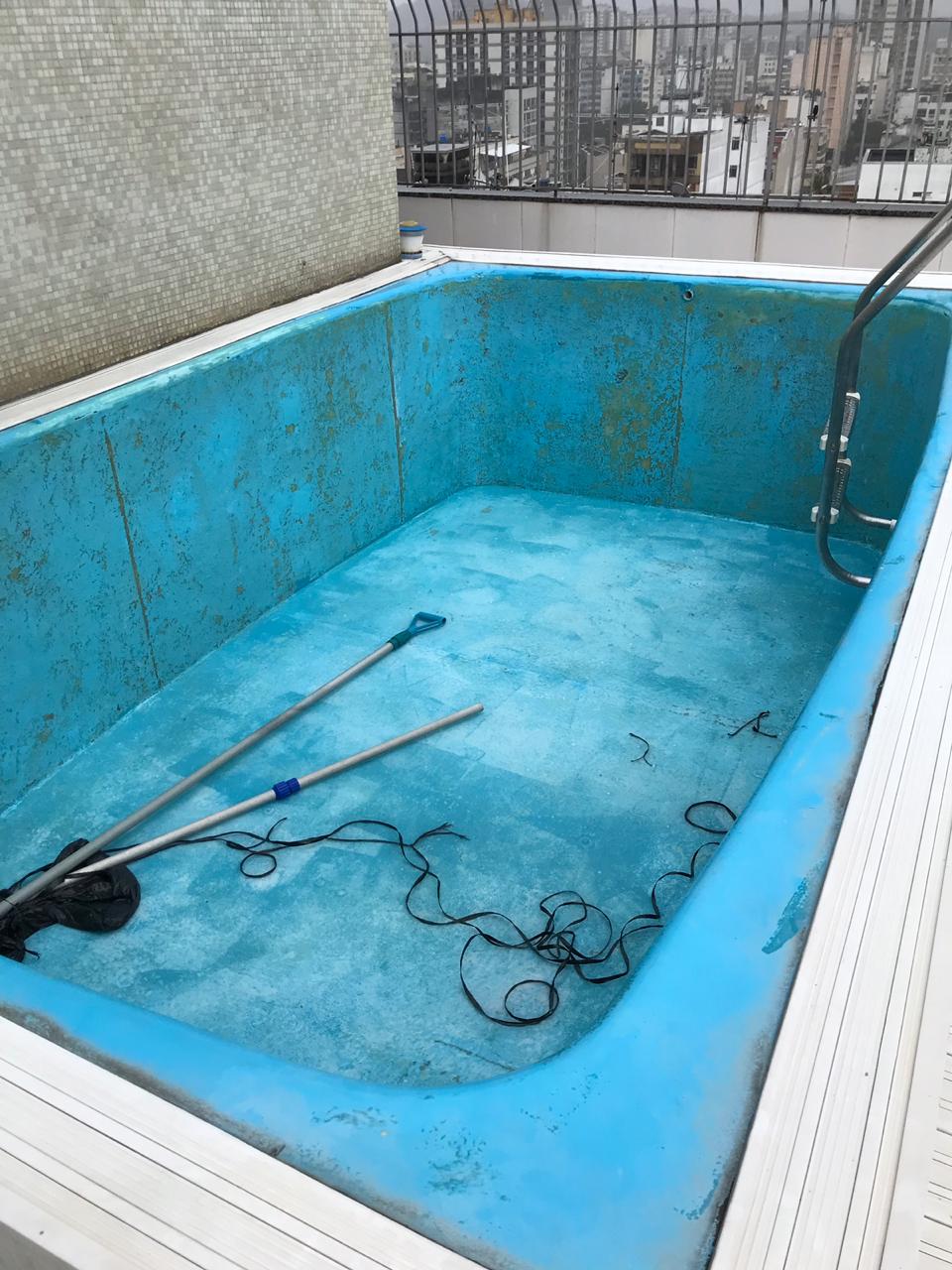 Piscina de fibra antes da reforma — superfície desgastada e manchada