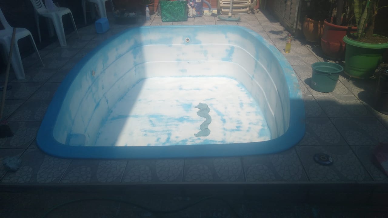 Piscina retangular antes da reforma — superfície lixada