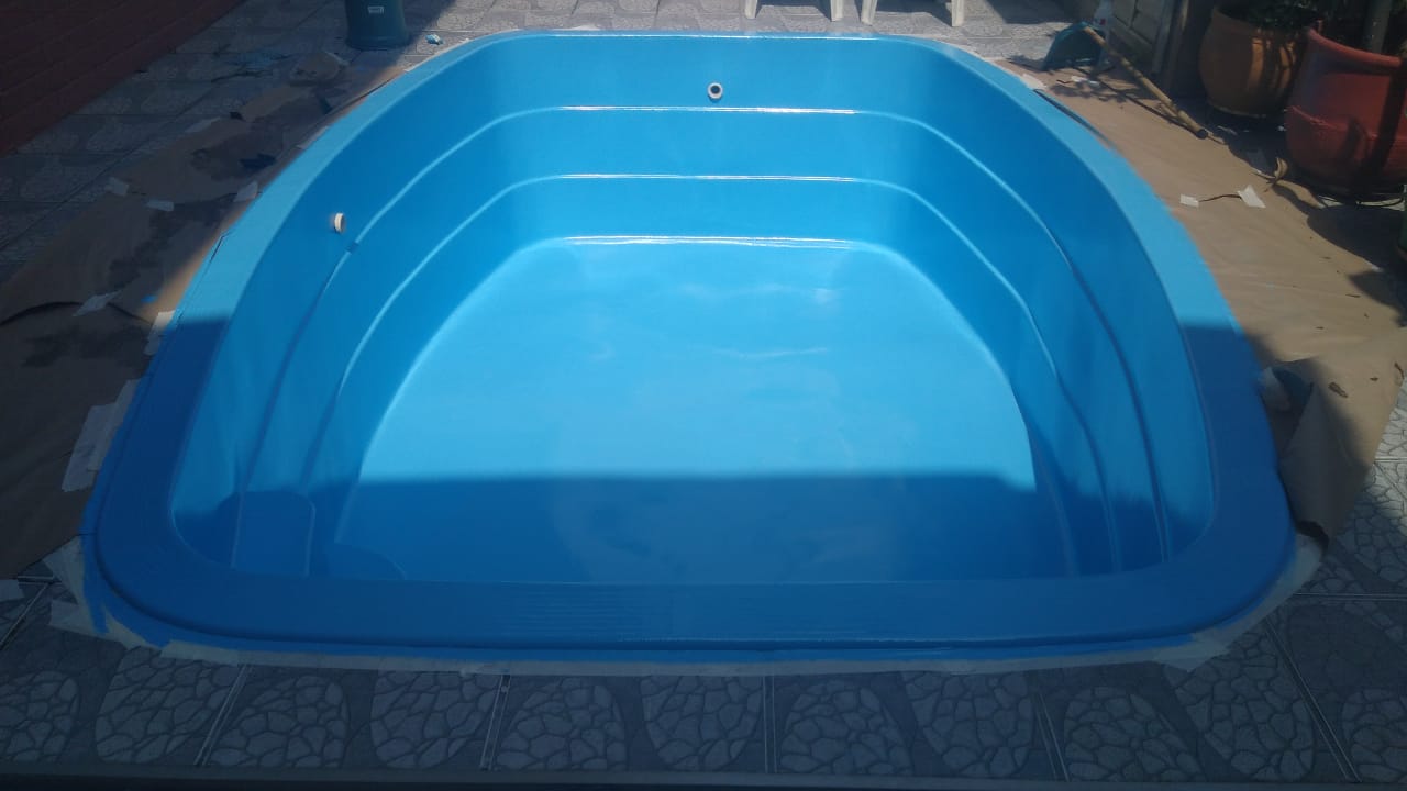 Piscina retangular depois da pintura — acabamento azul brilhante