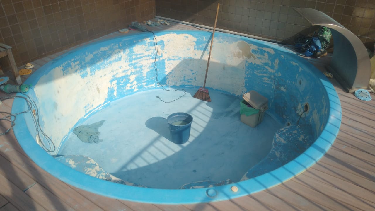 Spa redondo antes da reforma — pintura descascando
