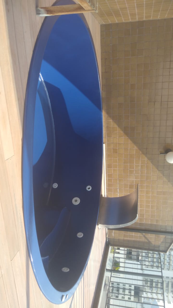 Spa de fibra reformado pela Silva — acabamento azul marinho com cascata